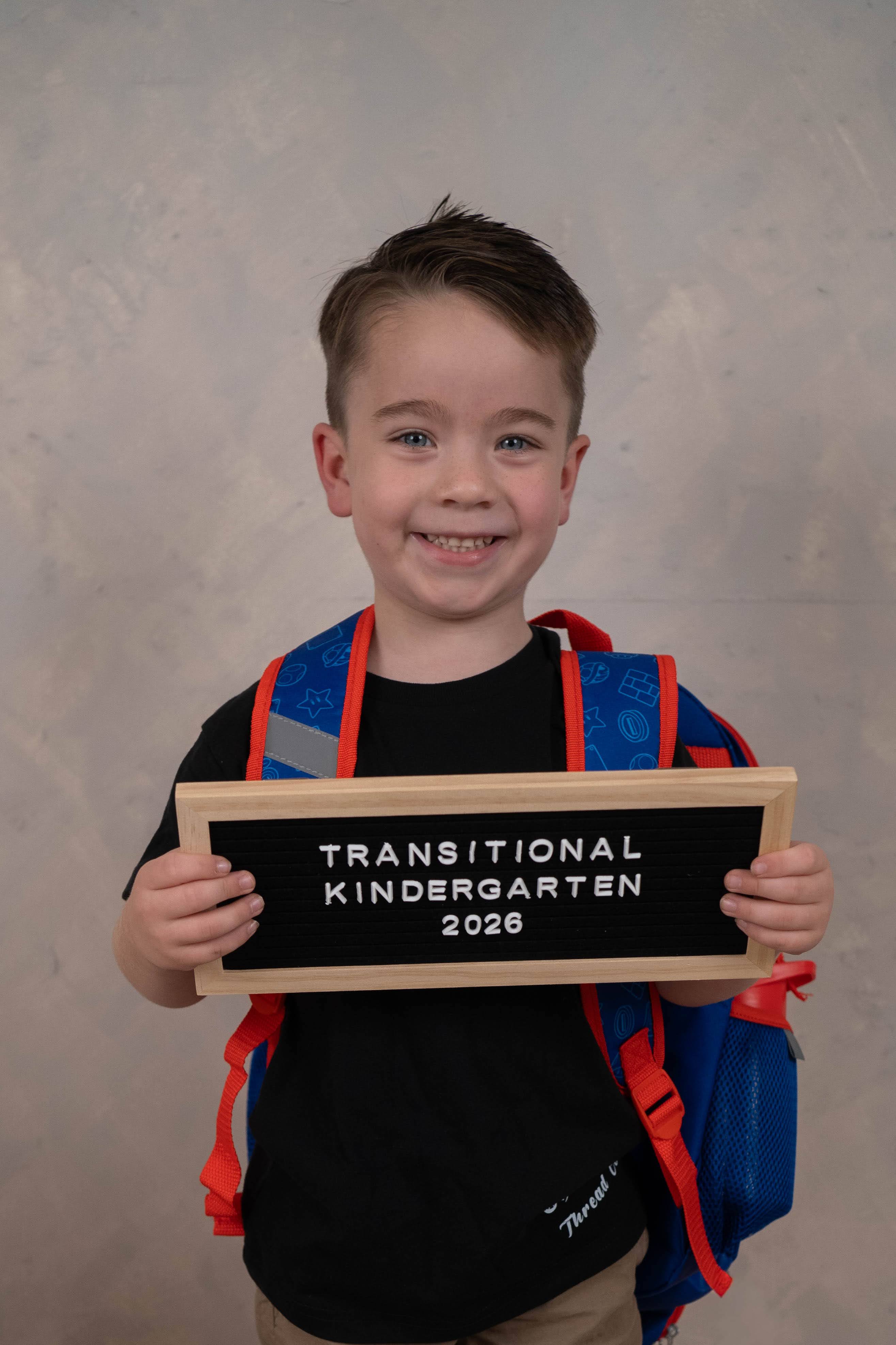 Back-to-school mini portrait with a child and classroom-inspired props.